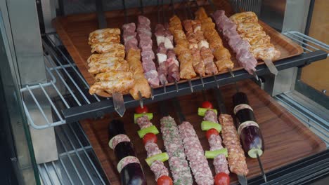 primer plano de una variedad de pinzas de carne en una parrilla