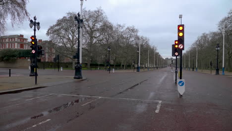 Traffic-lights-turning-from-red-to-green-with-no-cars-or-people-passing-by,-The-Mall,-London