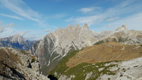 Atemberaubender-Panoramablick-Auf-Die-Drei-Gipfel-Des-Lavaredo-Aus-Großer-Höhe-In-Südtirol,-Italien