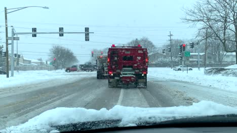 colocado detrás de un quitanieves en un semáforo en un día de nieve