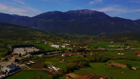 Malerische-Luftaufnahmen-Von-Latsoudi,-Griechenland-In-Der-Nähe-Von-Livadias-Entlang-Der-Schnellstraße-EO48