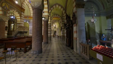 Golden-interior-of-a-temple-with-arches-in-Soncino,-Italy,-church-Santa-Maria-Assunta-in-Soncino