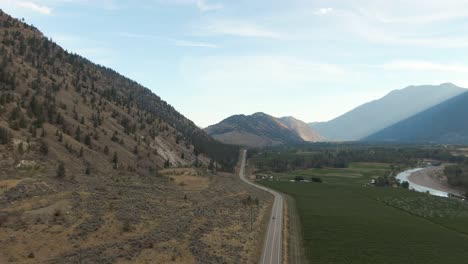 Vista-Aérea-De-La-Carretera-Escénica,-Autopista-3,-En-El-Valle-Que-Rodea-El-Paisaje-Montañoso-Canadiense