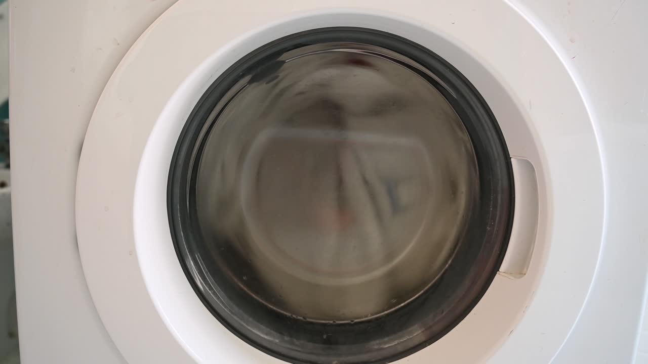 Pračka s rotujícím bubnem, detailní záběr