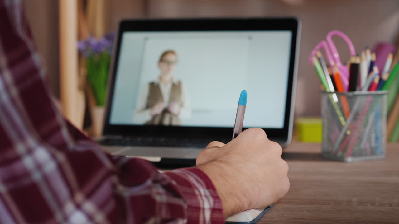 estudiante varón haciendo tareas lecciones aprendiendo en línea 1
