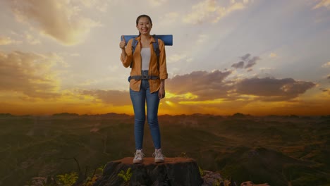 mujer feliz caminando en la cumbre del atardecer