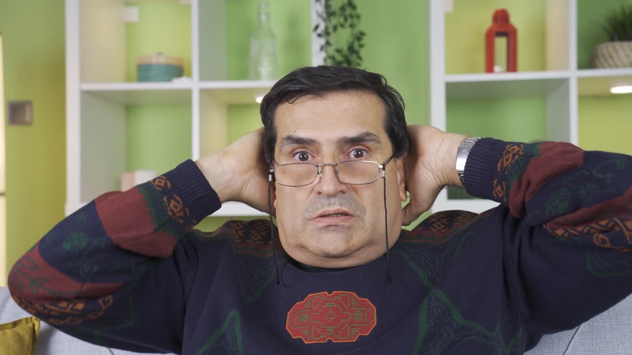 그  ⁇ 은이는 두려워하고, 의심하고, 공황 상태입니다.