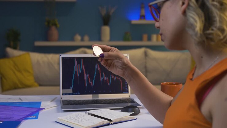 женщина, изучающая биткоин.