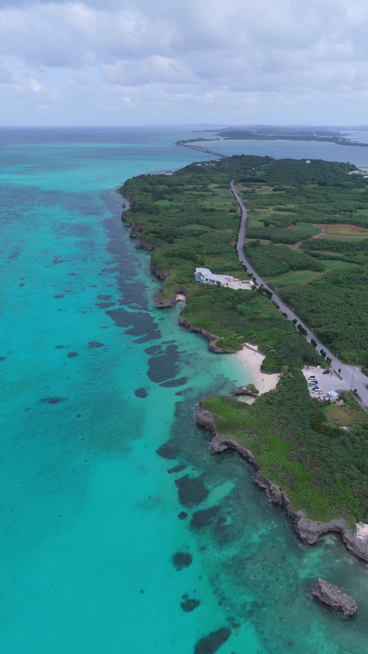 Spiaggia di Funakusu - Isola di Ikema con mare turchese nell'isola di Miyako, Okinawa, Giappone. - ripresa aerea.