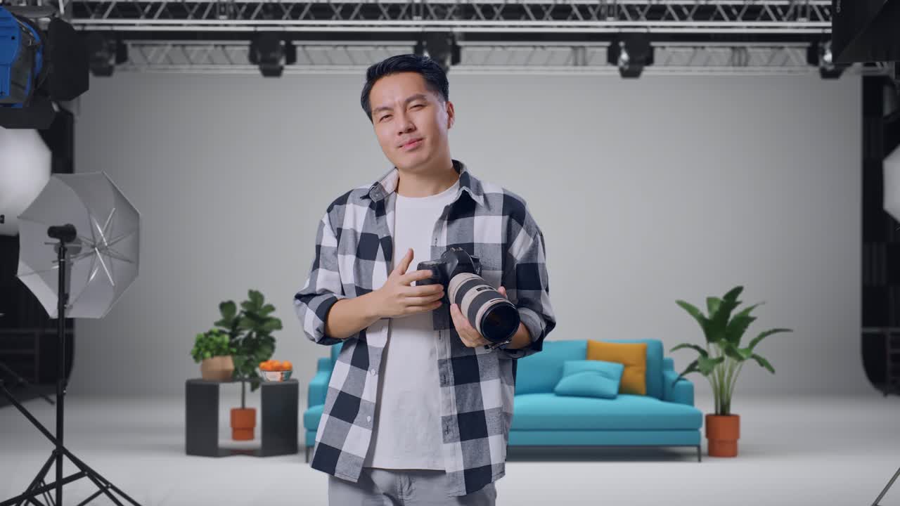 스튜디오에서 카메라를 들고 있는 사진작가