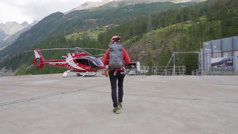 volando con el equipo de rescate de airzermatt sobre el matterhorn, suiza