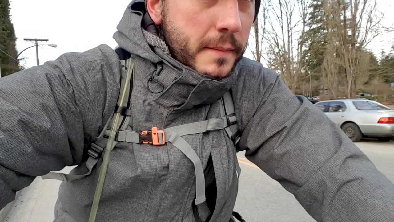 도시의 바쁜 도로를 순항하는 동안 자전거를 타는 남자 셀카