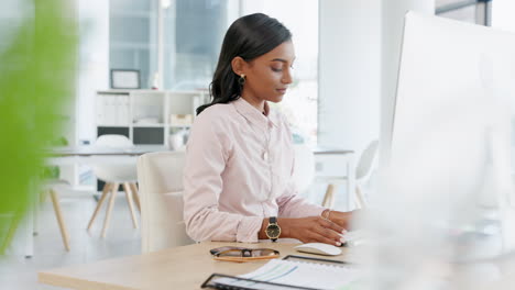 Mujer-De-Negocios-Joven-Estirando-Antes-De-Escribir