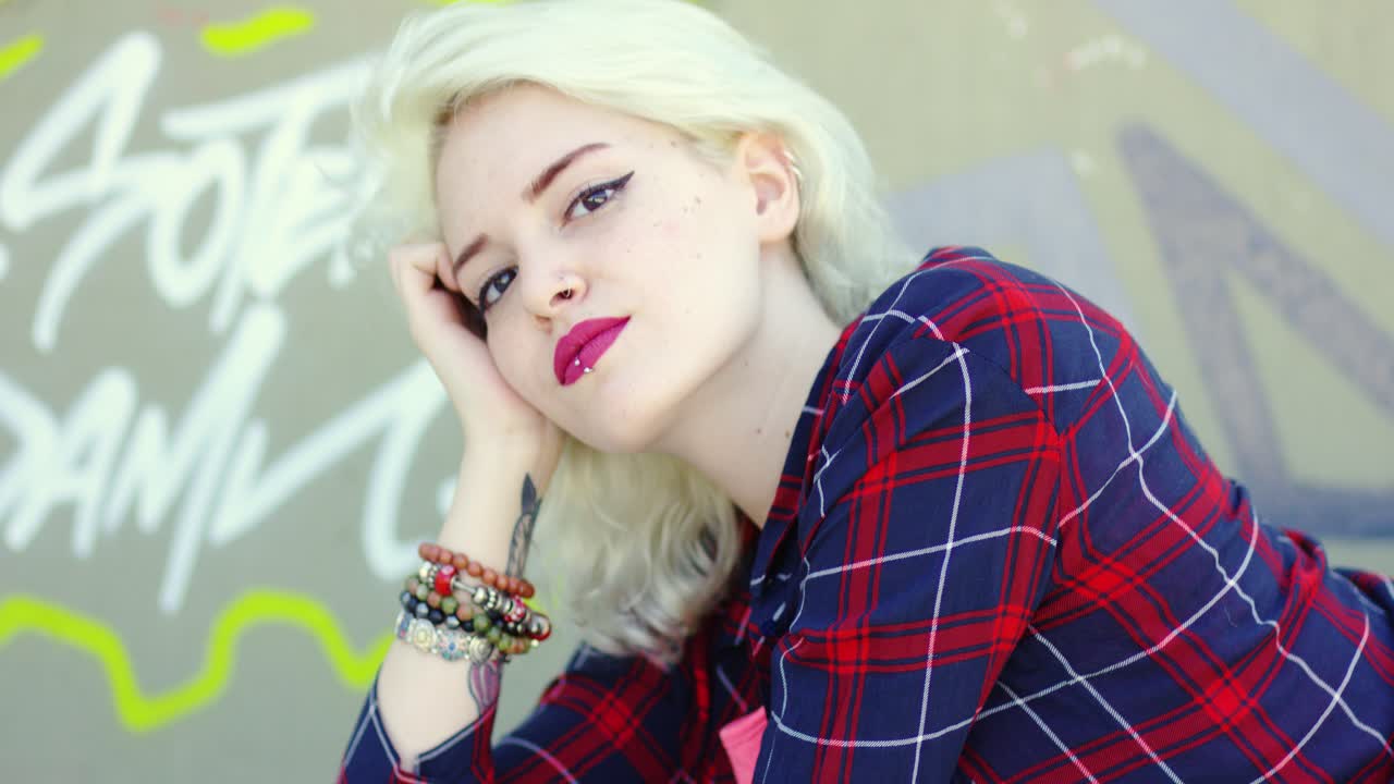 великолепная молодая блондинка-хипстерша