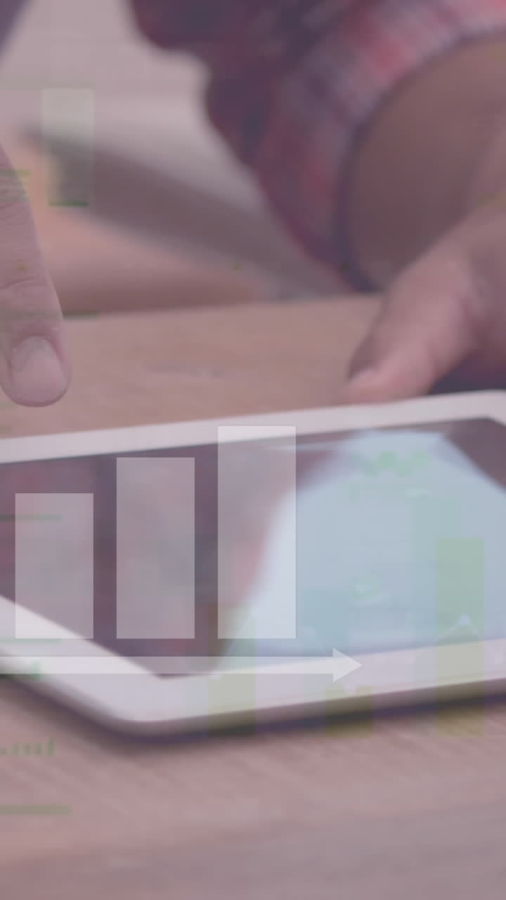 Animazione di elaborazione di dati finanziari su una donna d'affari che utilizza un tablet