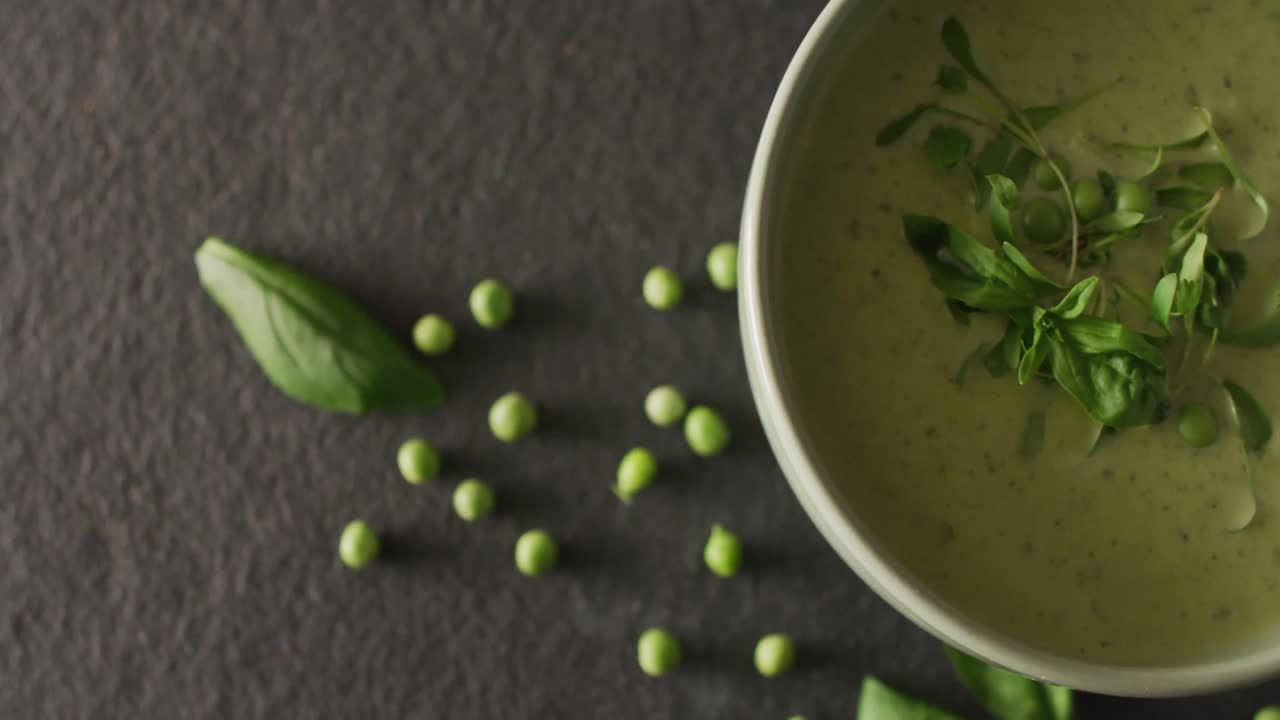 Video di zuppa di piselli in ciotola su tavolo grigio