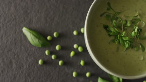 Video-De-Sopa-De-Guisantes-Verdes-En-Un-Tazón-Sobre-Una-Mesa-Gris.