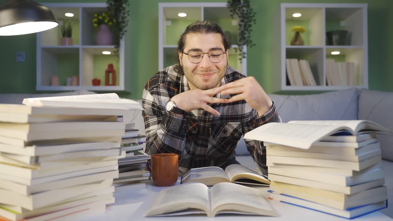 un joven estudiante feliz y sonriente mirando a la cámara.
