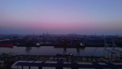 vista aérea del puerto industrial de maasvlakte contra cielos violetas