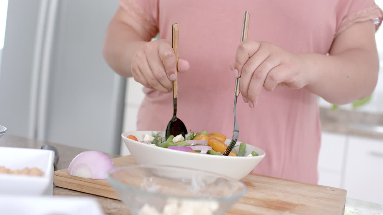 부에서 페타 러드 그을 던지는 플러스 사이즈의 중간 부분, 느린 동작