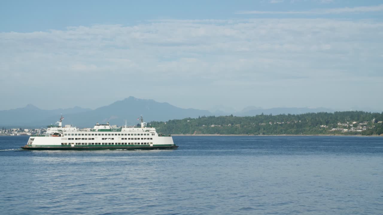 ferry viajando a través del sonido de puget en un día soleado