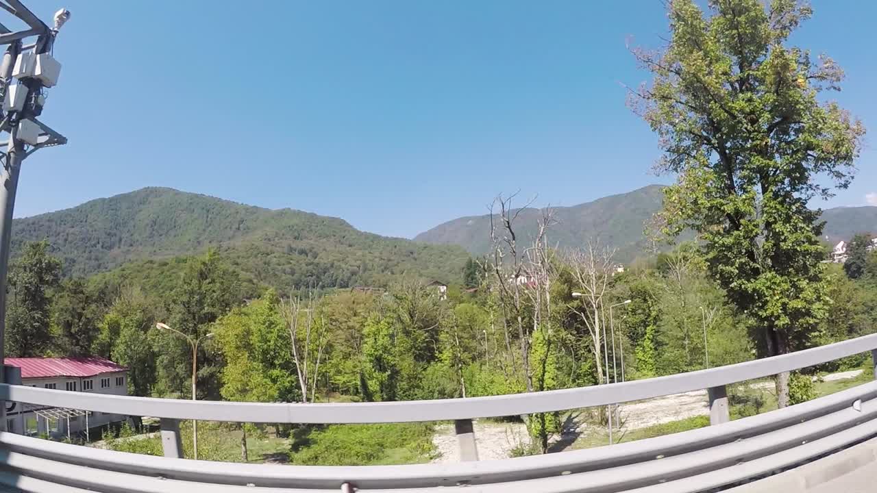 vista de la carretera de montaña con líneas eléctricas