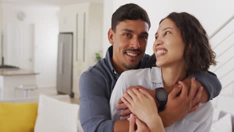 Retrato-De-Una-Feliz-Pareja-Romántica-Hispana-Abrazándose-En-La-Sala-De-Estar