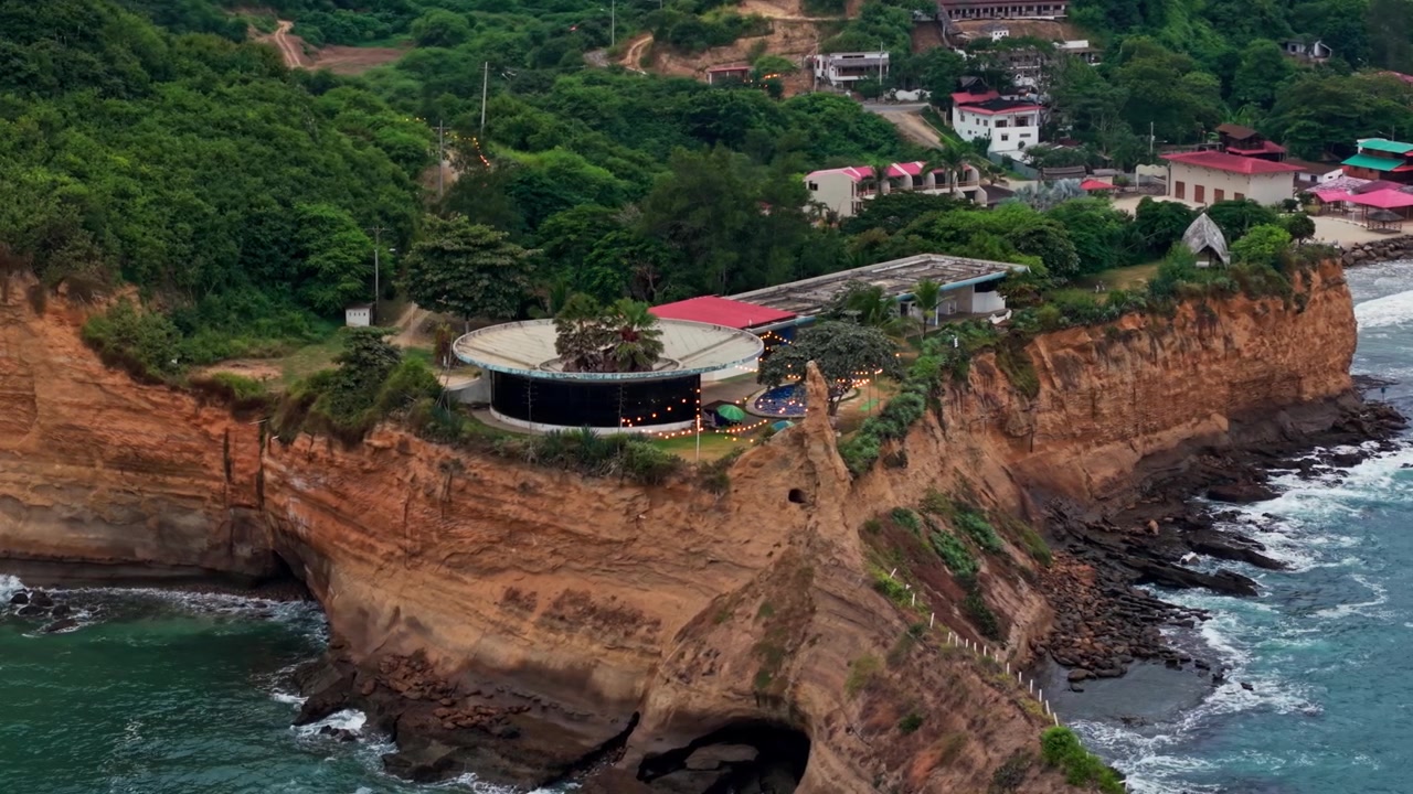 Splendide riprese aeree delle scogliere costiere e di un punto panoramico turistico a Montañita, Ecuador
