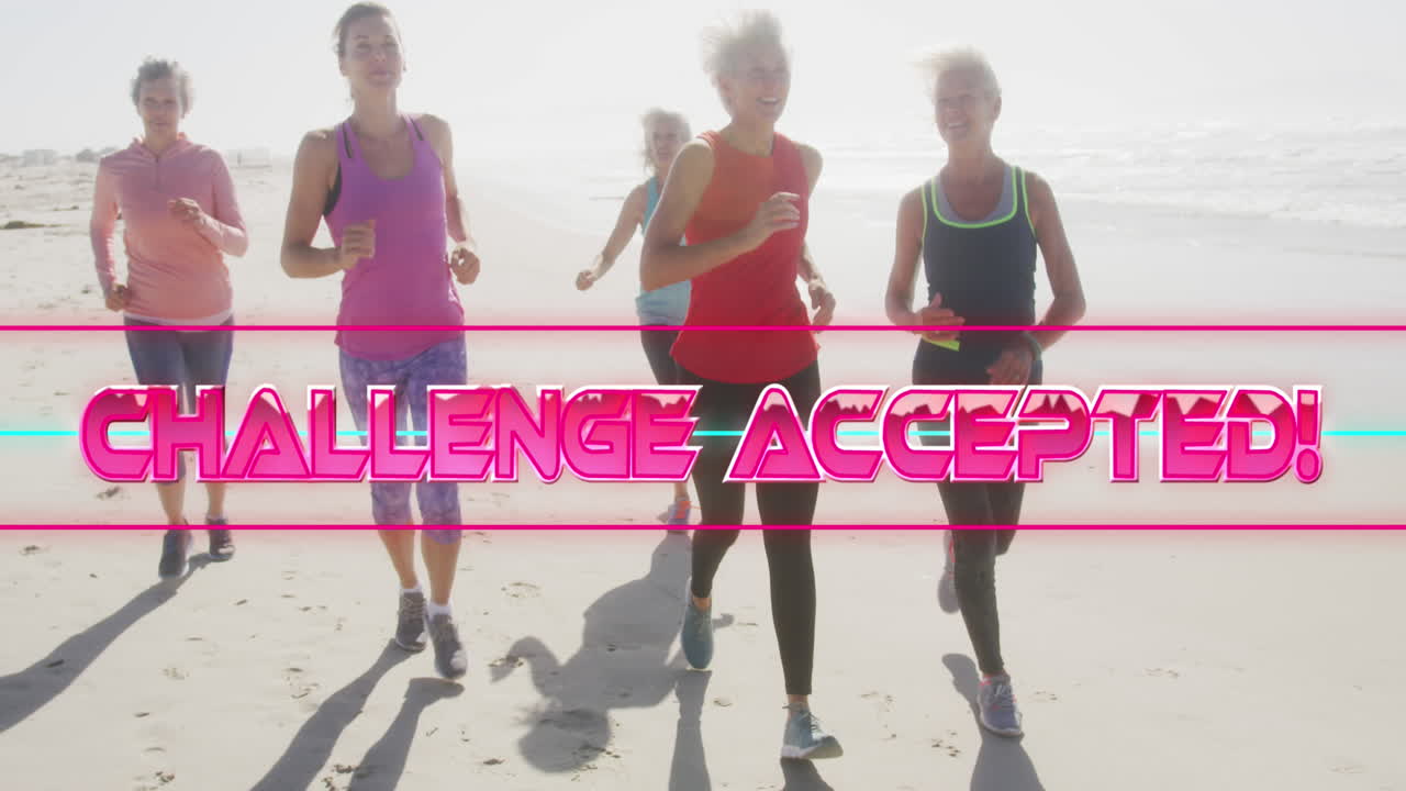 해변에서 달리는 여성들 위에서 반 ⁇ 이는 분홍색으로 텍스트 도전의 애니메이션이 받아들여졌습니다.