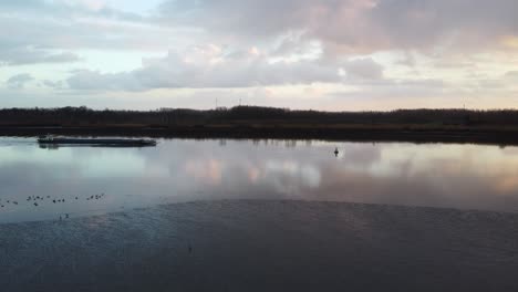 Frachtboot,-Das-Während-Des-Goldenen-Sonnenuntergangs-In-Richtung-Antwerpener-Hafen-In-Der-Schelde-Segelt,-Luftaufnahme