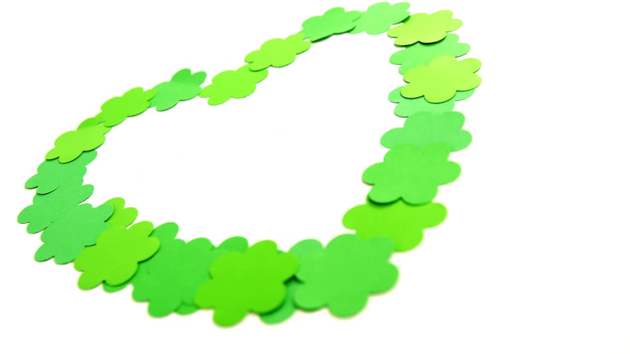 forma de corazón hecho de tréboles verdes para san patricio