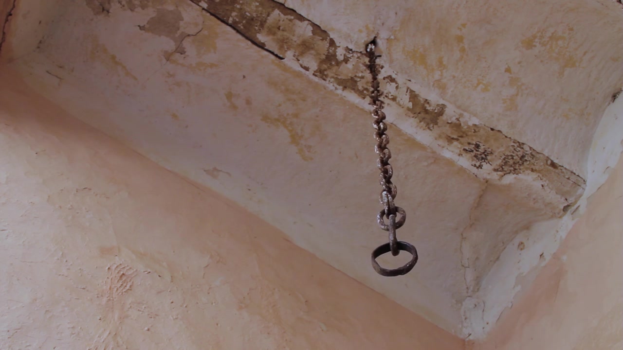 Chaîne en fer pour suspension d'outils à M'zab Guerrara, Ghardaïa, Algérie.