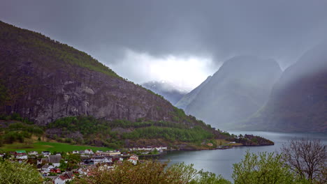 挪威弗拉姆村的峡湾上方有大雨和黑云