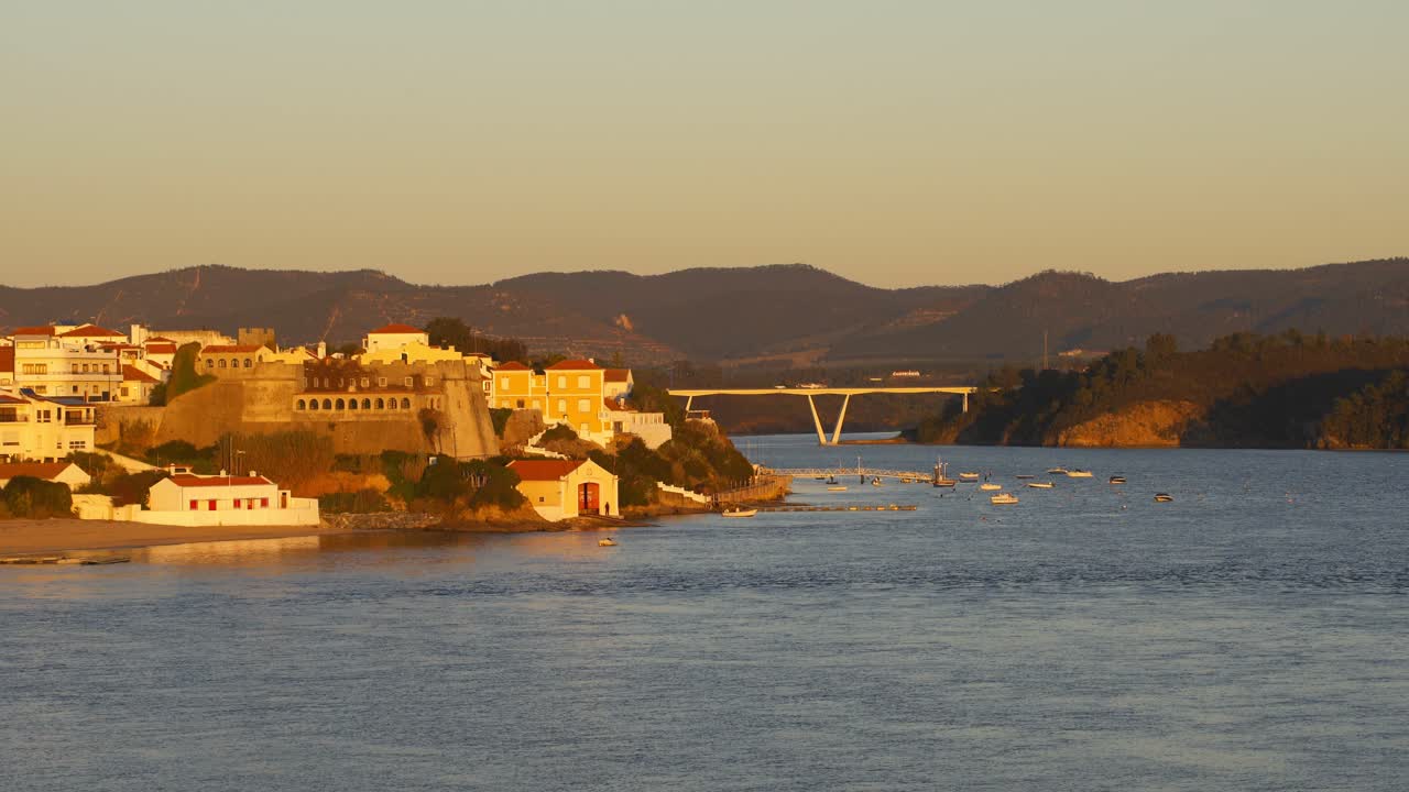 vista de vila nova de milfontes con el río mira al atardecer, en portugal