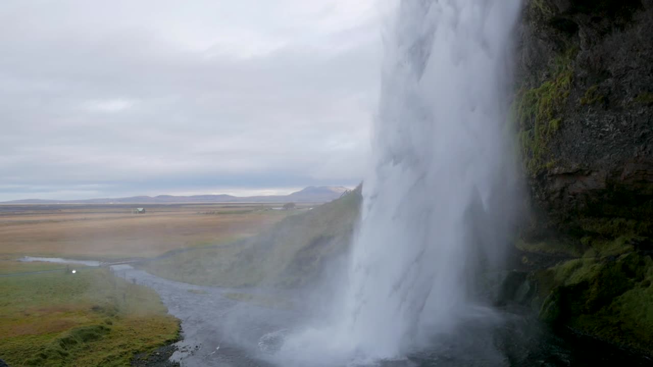 toma en cámara lenta desde detrás de la cascada de seljalandsfoss.