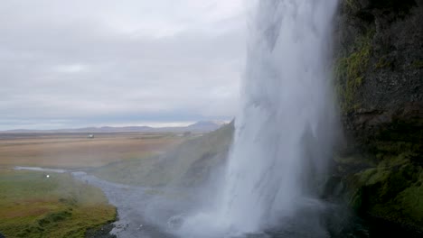 Zeitlupenaufnahme-Hinter-Dem-Wasserfall-Seljalandsfoss