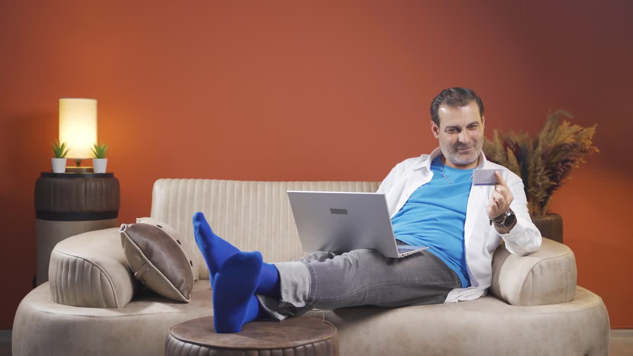 hombre de compras de la computadora portátil.