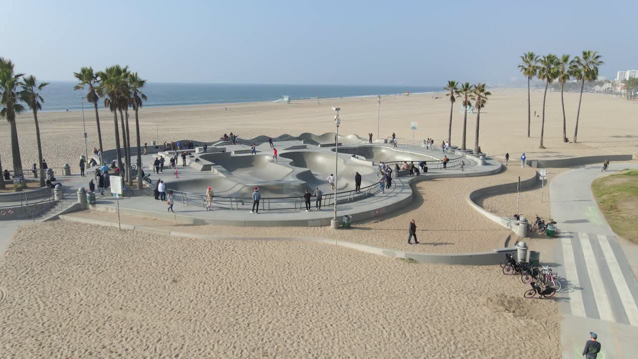 캘리포니아 베니스 해변의 스케이트 공원에 있는 사람들의 공중 전망 야자수가 있는 아름다운 풍경