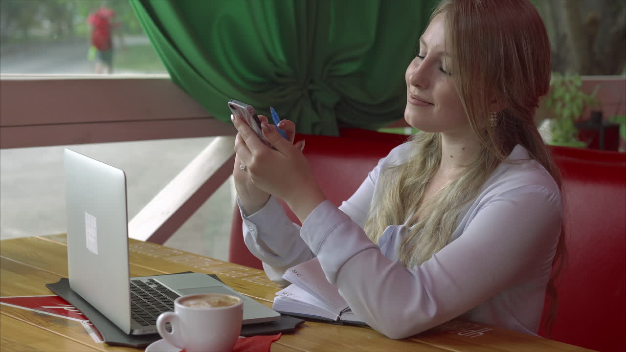 mujer trabajando en una cafetería