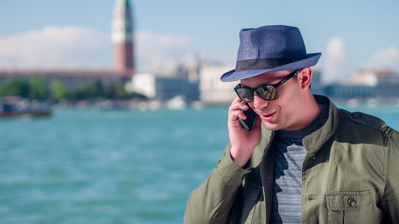 베네치아에서 전화로 이야기하는 남자