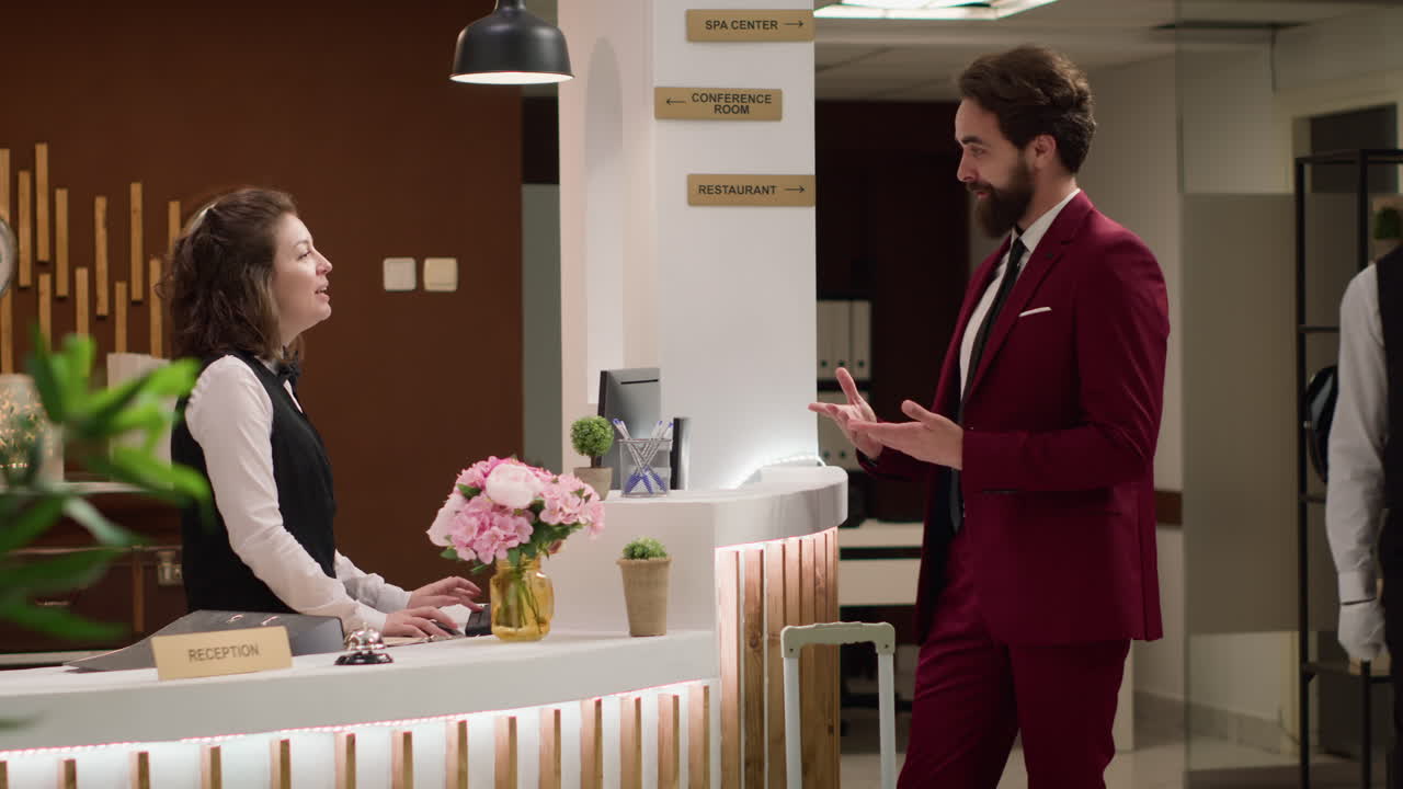 el huésped ofrece pasaporte para el registro