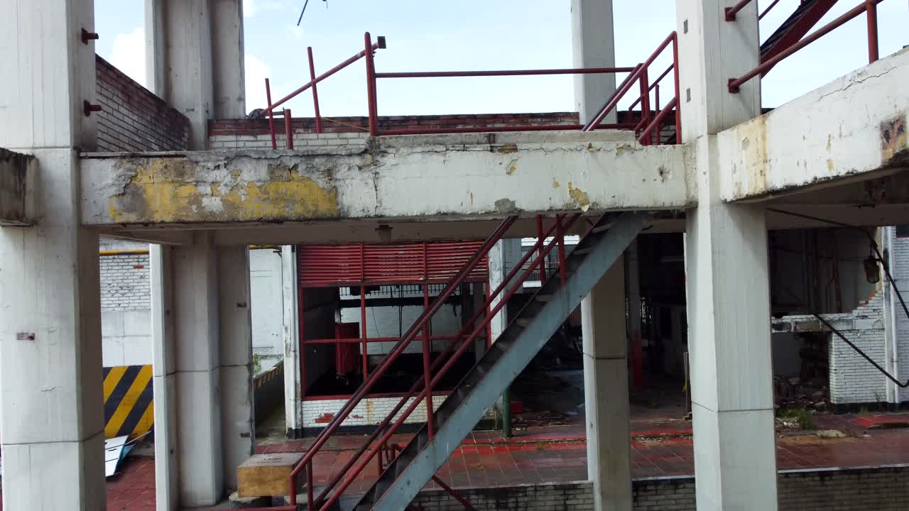 드론이 버려진 술 공장의 입구에서 조용히 미끄러지면서 퇴와 향수를 자극하는 테이프를 드러니다.