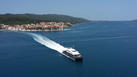 catamarán navegando en el mar adriático con la ciudad de korcula en segundo plano en la isla croata