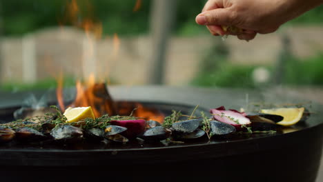 chef cocinando mejillones en la parrilla