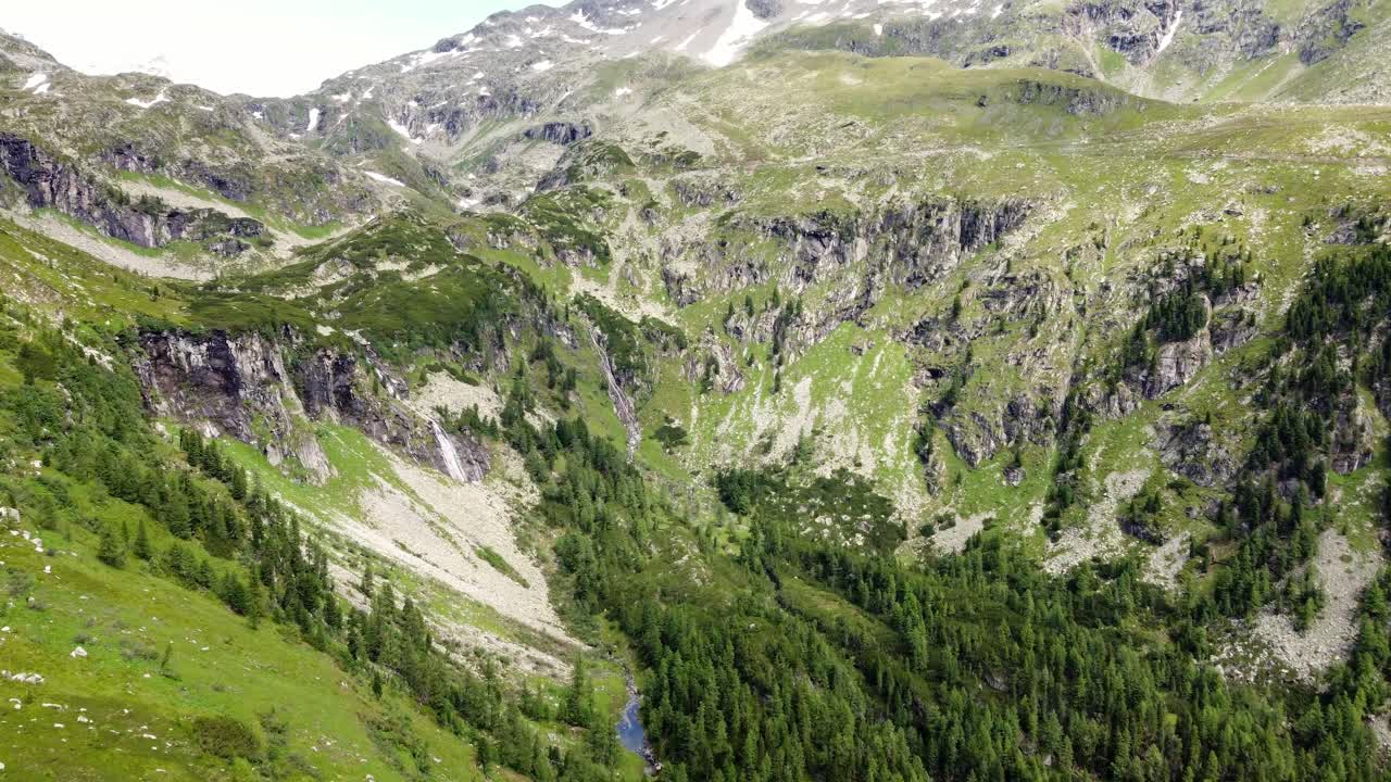 enorme valle con un bosque y muchos acantilados en los alpes en kaernten, austria