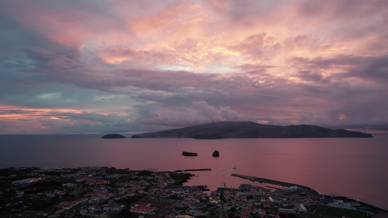 해안 도시 와 바다 에 있는 인근 섬 들 의 공중 사진