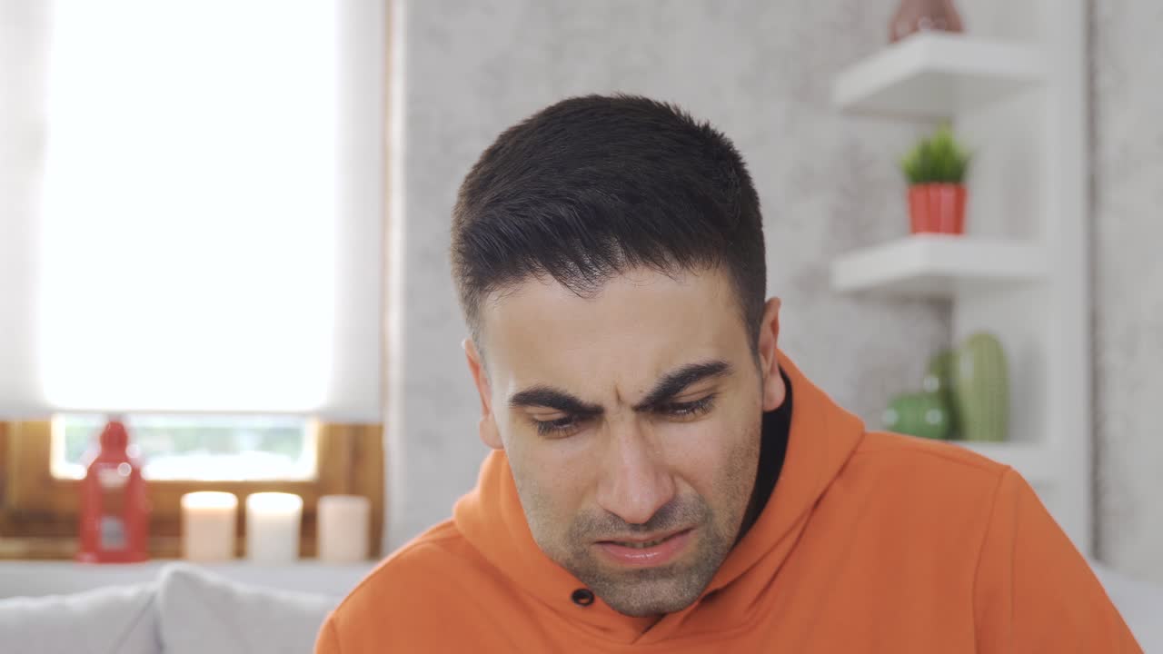 un joven con dolores de dientes.