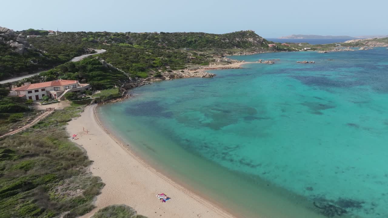 Veduta aerea di una splendida spiaggia con acqua turchese cristallina in Sardegna, Italia. Litorale idilliaco con sabbia dorata e natura verde.