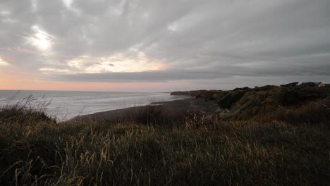 Golden-horizon,-captivating-sunset-on-the-beach.-Timelapse