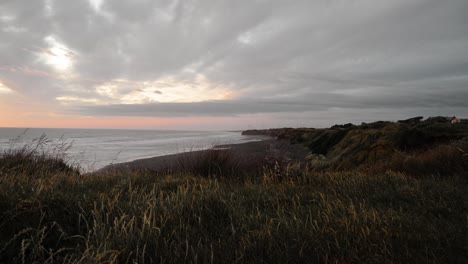 el horizonte dorado, la cautivadora puesta de sol en la playa.